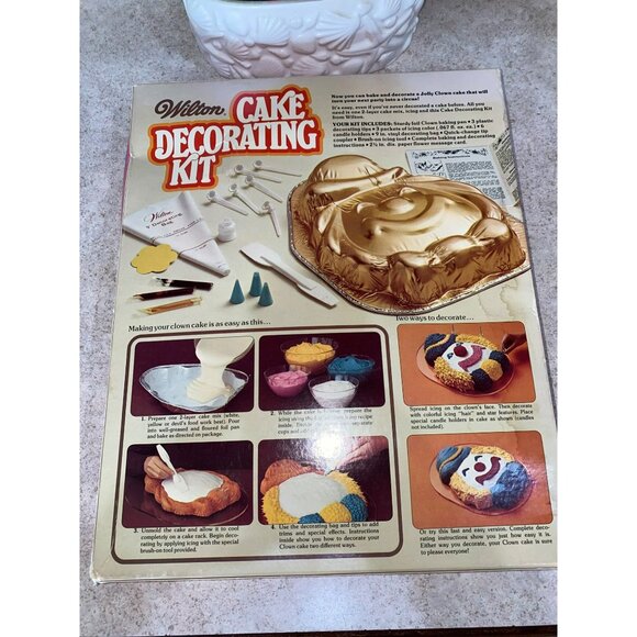 New Vintage Wilton Cake Decorating Kit With Clown Design - Includes Baking Pan & - Picture 3 of 8